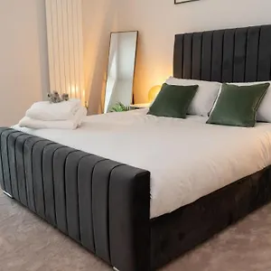Lovely 1-bedroom With River & View. London