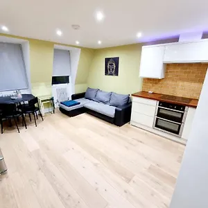 Stylish With Terrace & Parking London
