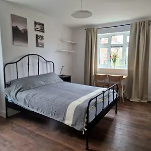 Ozan's Flat Double Bedroom-1, Sharing Kitchen And Bath London