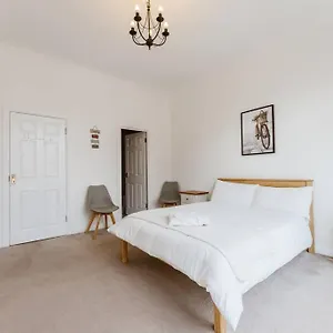 Spacious Ensuite Near Tourist Attractions London