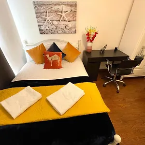 Stratford Luxury House: Spacious Garden Retreat Near Westfield London