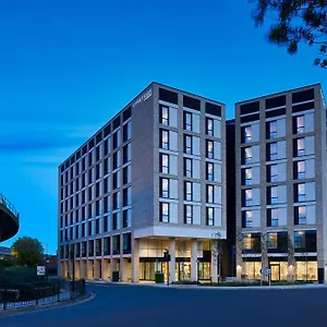 Courtyard By Marriott Airport فندق