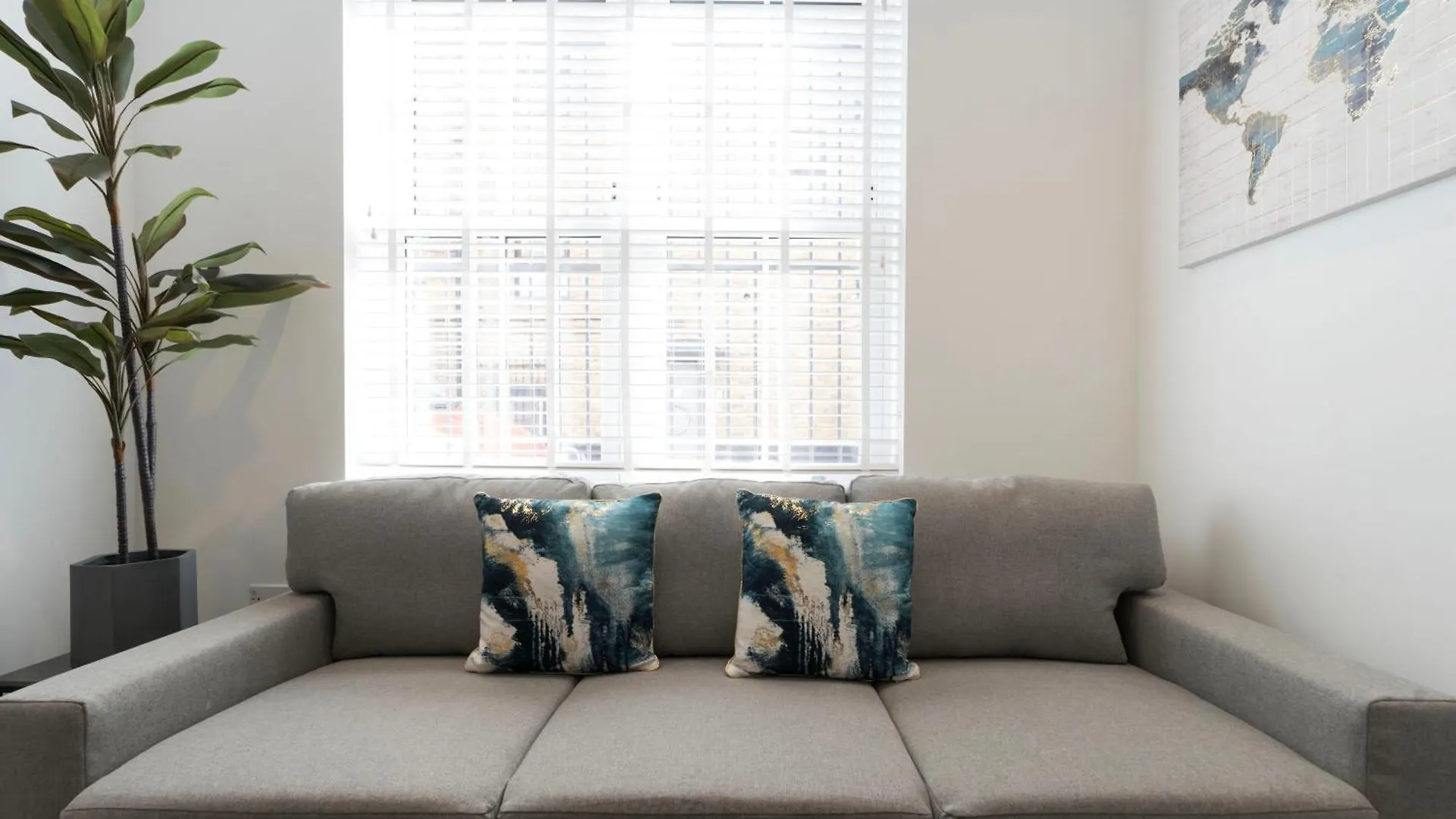The Royal Whitechapel Apartment London 0*,